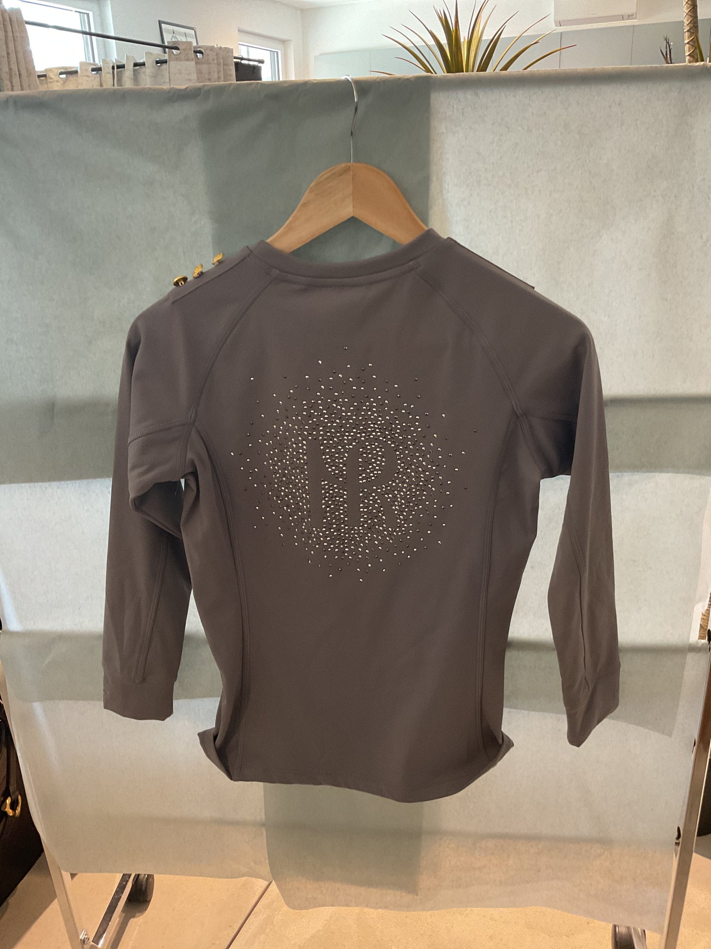 T shirt soft shell MRS ros avec boutons dorés sur les épaules et logo strass