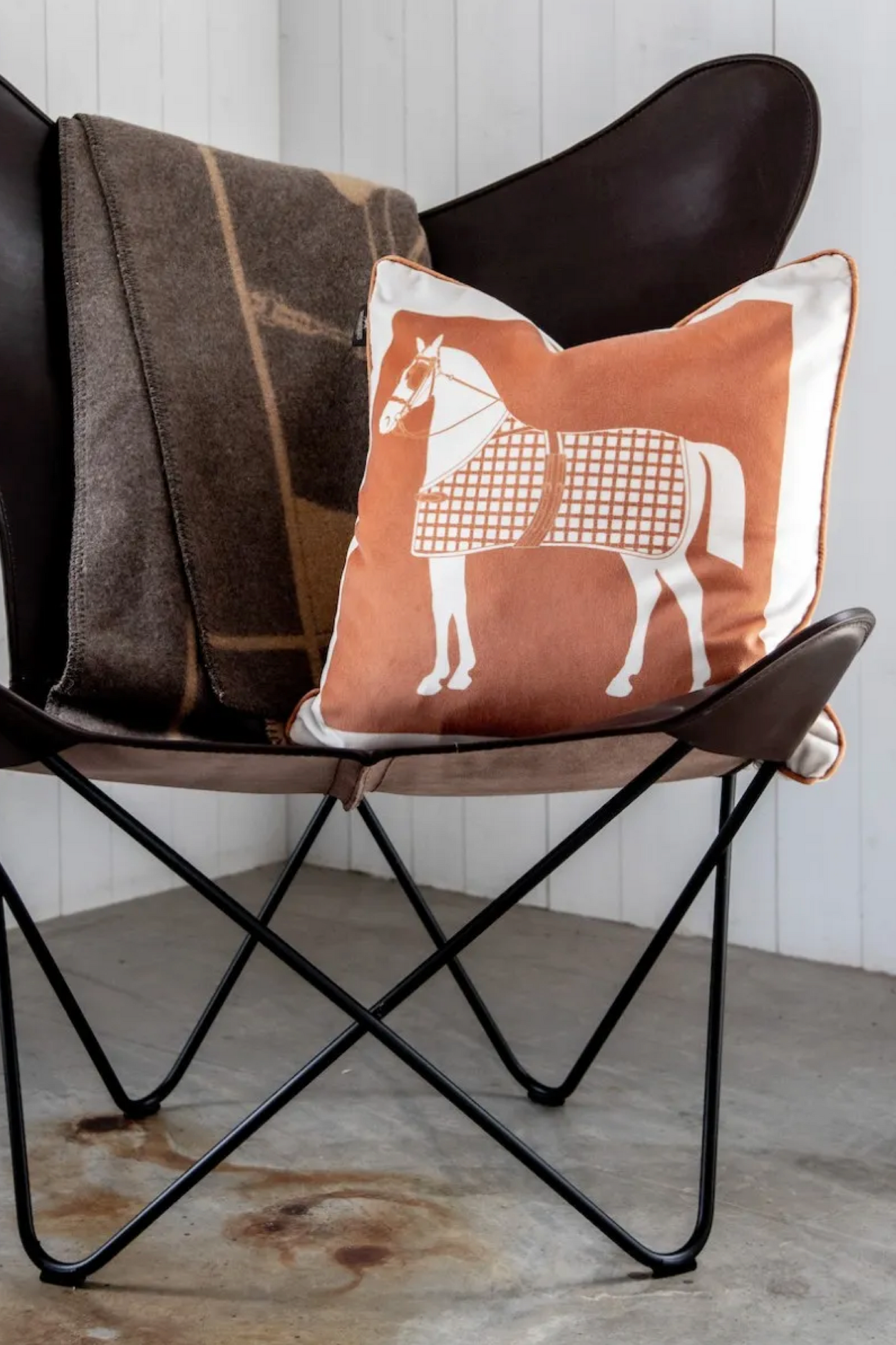 Classic horse cushion orange Adamsbro