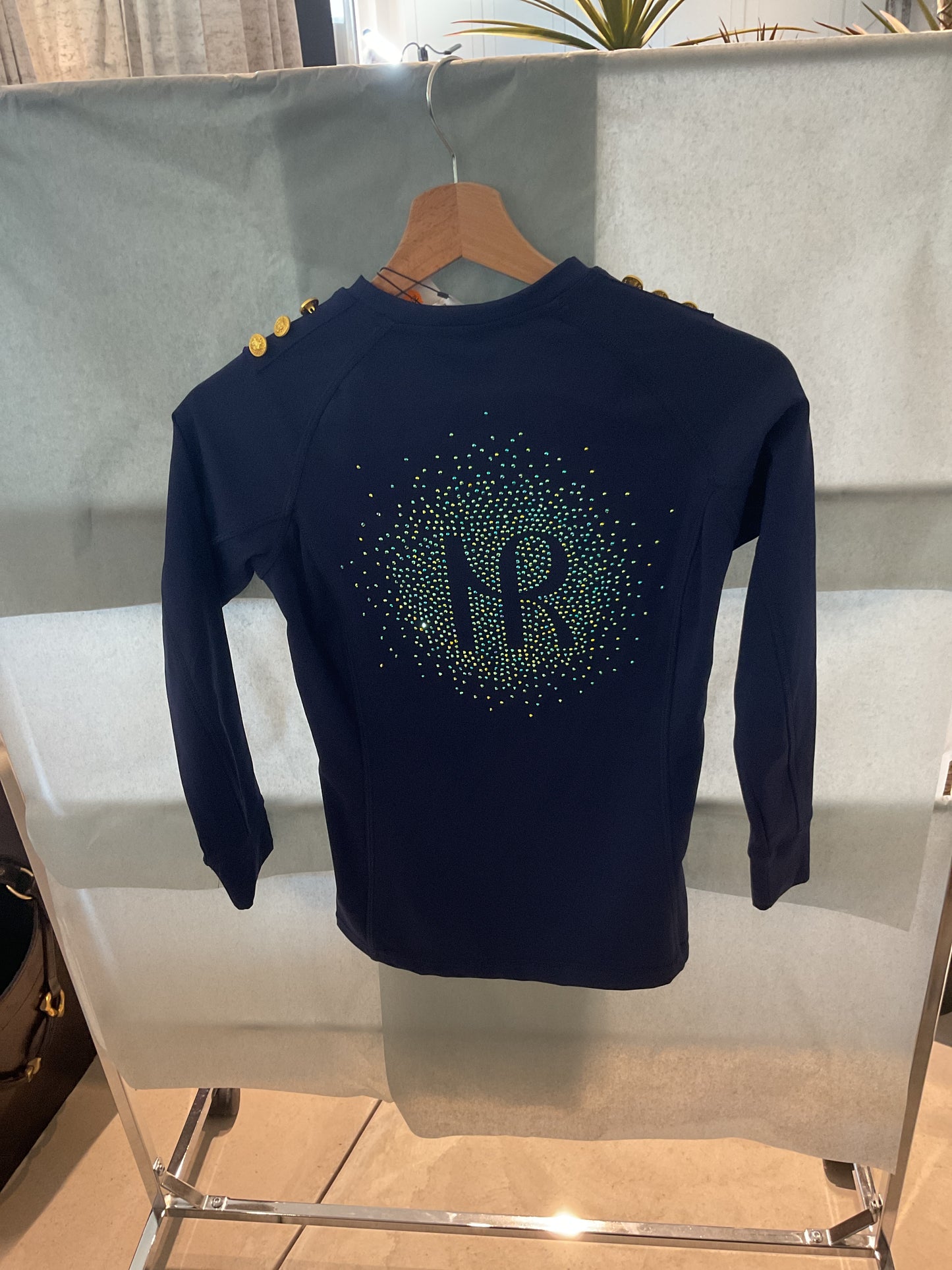 T shirt soft shell MRS ros avec boutons dorés sur les épaules et logo strass